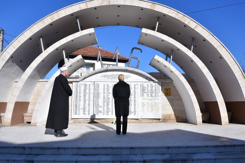 Kolinda Grabar Kitarović goes out of protocol and makes surprise visit to Ahmići