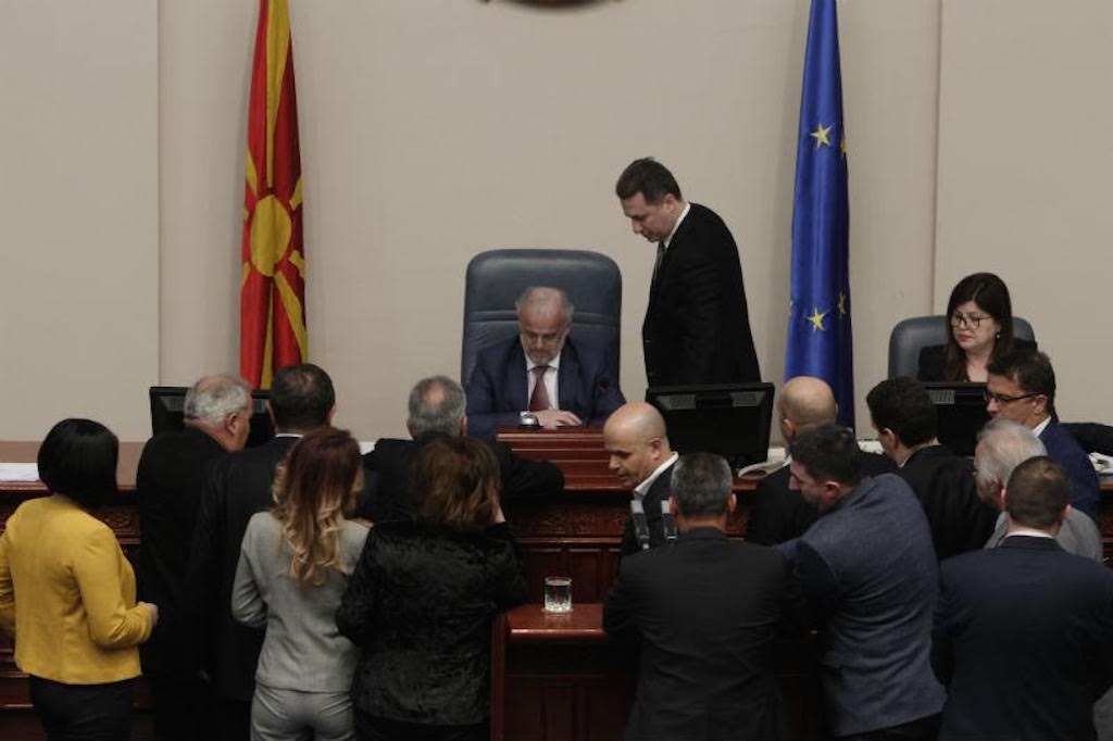 Με επεισοδιακό τρόπο ψηφίστηκε από την Βουλή της πΓΔΜ το νομοσχέδιο για τη διεύρυνση της χρήσης της αλβανικής γλώσσας στη χώρα