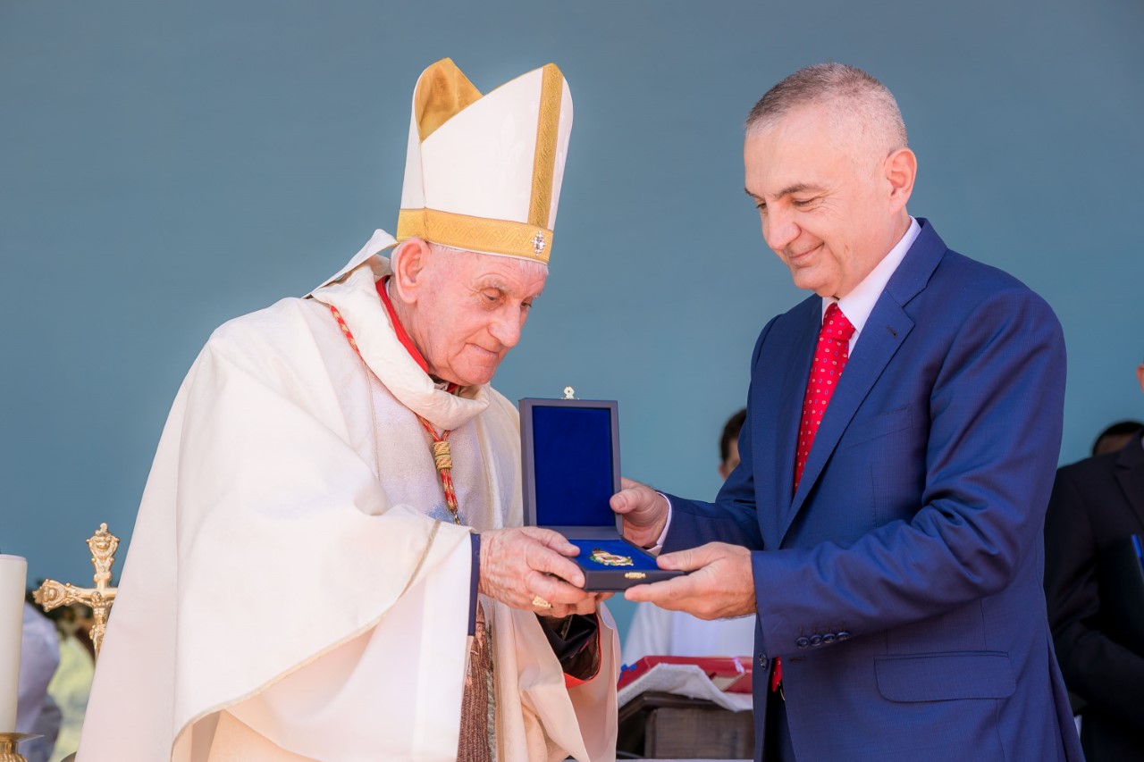 President Meta decorates the Albanian cardinal Ernest Simoni