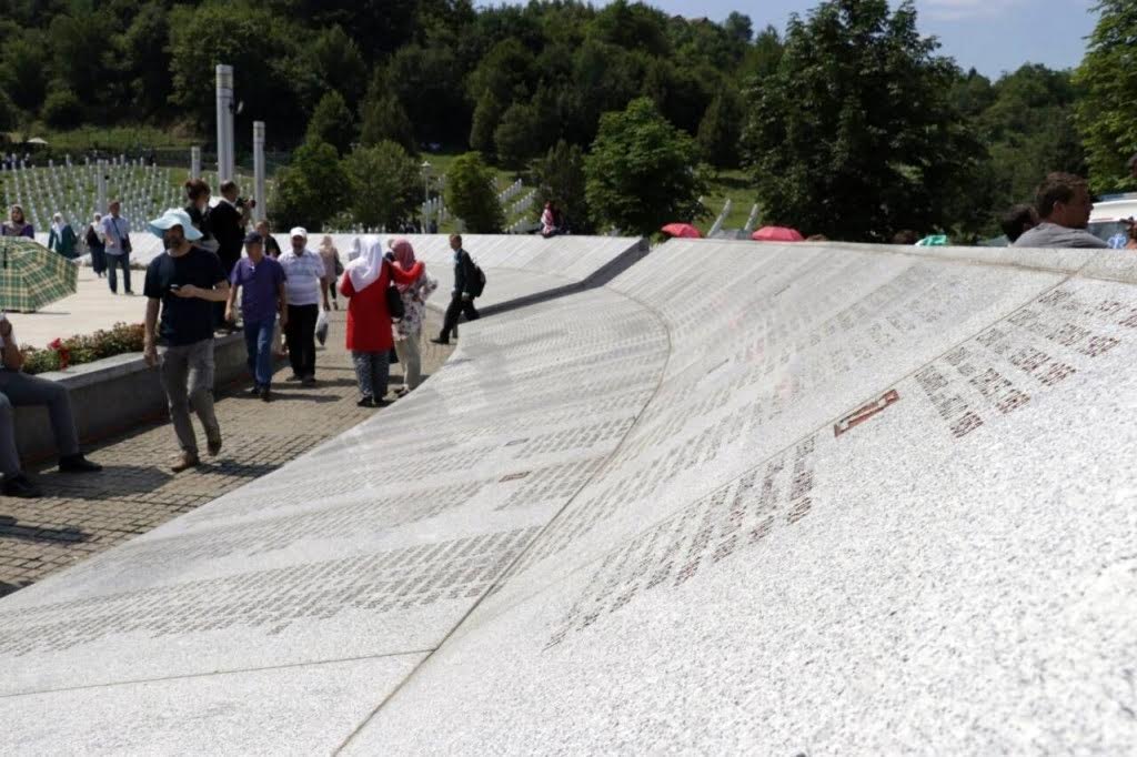 Srebrenica commemorates the victims of 1995