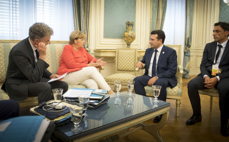 Βερολίνο: Η Merkel στηρίζει τη συμφωνία ανάμεσα στην ΠΓΔΜ και την Ελλάδα