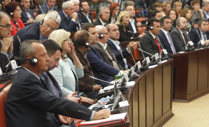 ΠΓΔΜ: Πέρασαν οι τροπολογίες για το Σύνταγμα από την κοινοβουλευτική επιτροπή