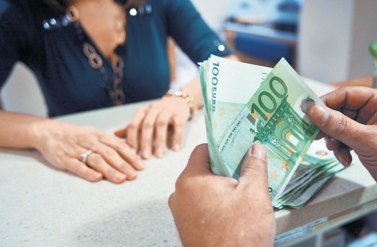 Μειώθηκαν τα επιτόκια στα νέα δάνεια προς νοικυριά και επιχειρήσεις