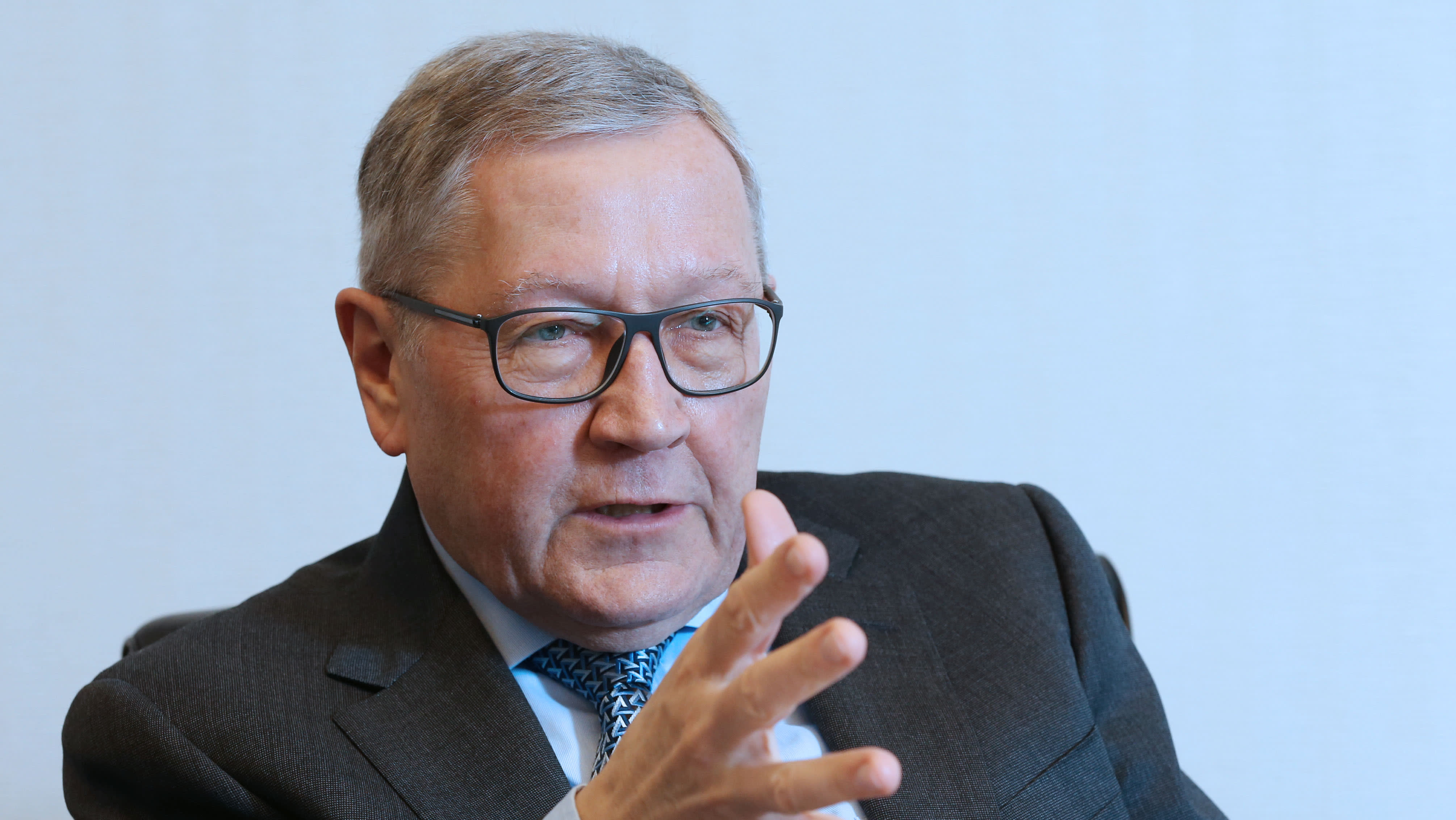Regling sends message to the next Greek government