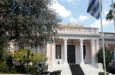 The acceleration of the exploitation of public property was discussed in Maximοs Mansion