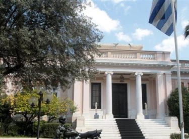The acceleration of the exploitation of public property was discussed in Maximοs Mansion