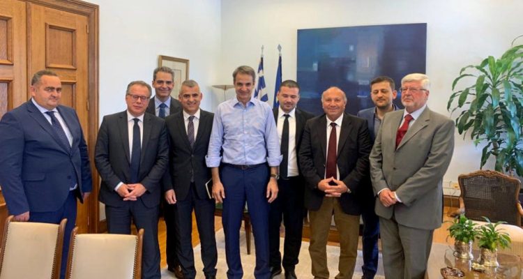 Mitsotakis meets with members of the Greek Minority of Albania