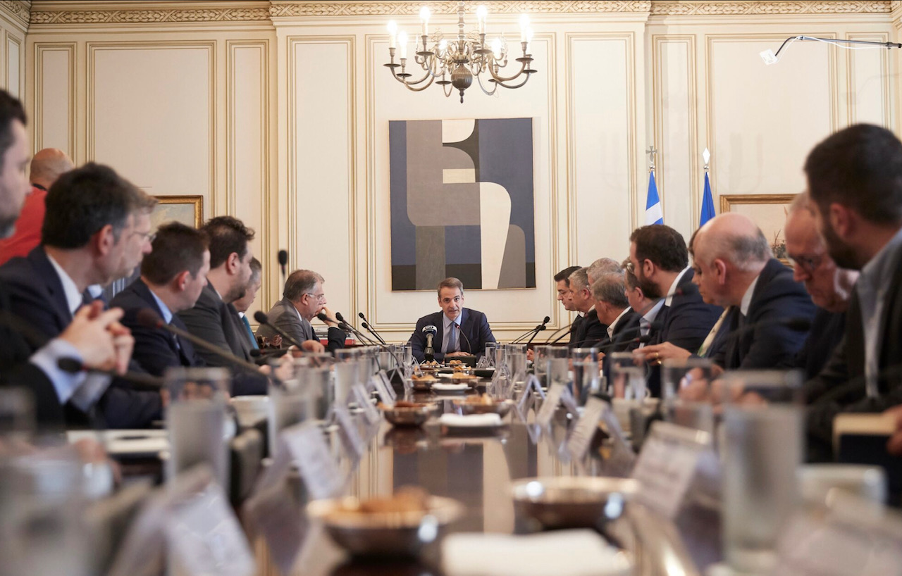 Mitsotakis met with the 13 Regional Governors