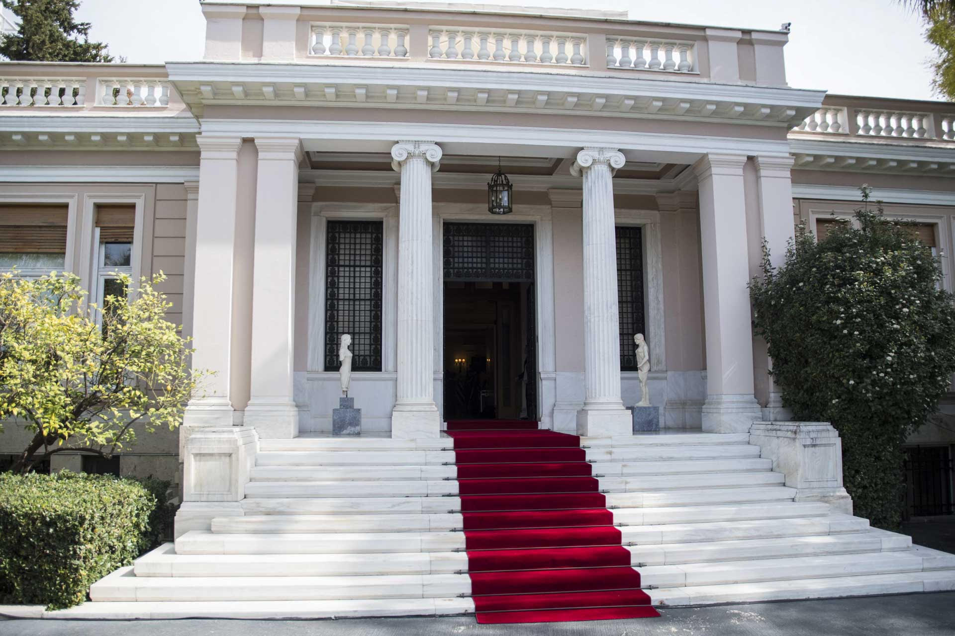 The non-existent government strategy and Dora Bakoyannis as the heralder