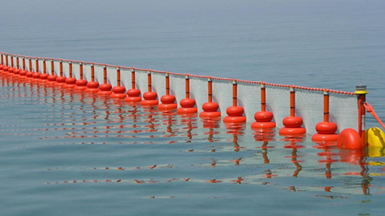 Conflict, questions and accusations regarding the floating barrier