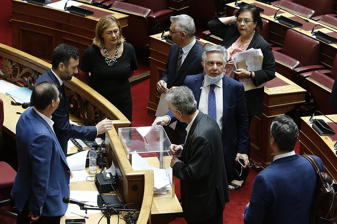 Greece: Voting in Parliament turns into travesty