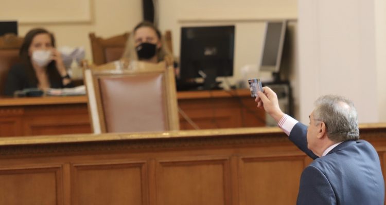 Bulgaria: 24 MPs who refused to wear masks were fined 300 leva