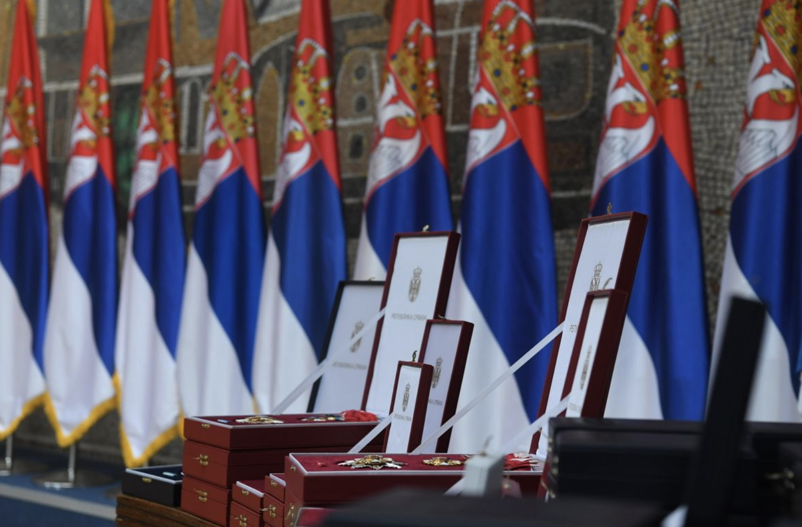 Ο Vučić απονέμει το Τάγμα της Δημοκρατίας της Σερβίας στον Παυλόπουλο και τον Χριστοδουλίδη