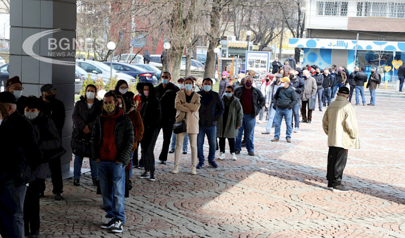 Bulgaria: Queue formed at Military Medical Academy for appointment-free vaccinations