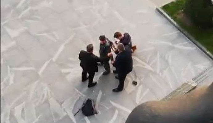 Slovenia: Man with chainsaw attempts to enter Parliament building