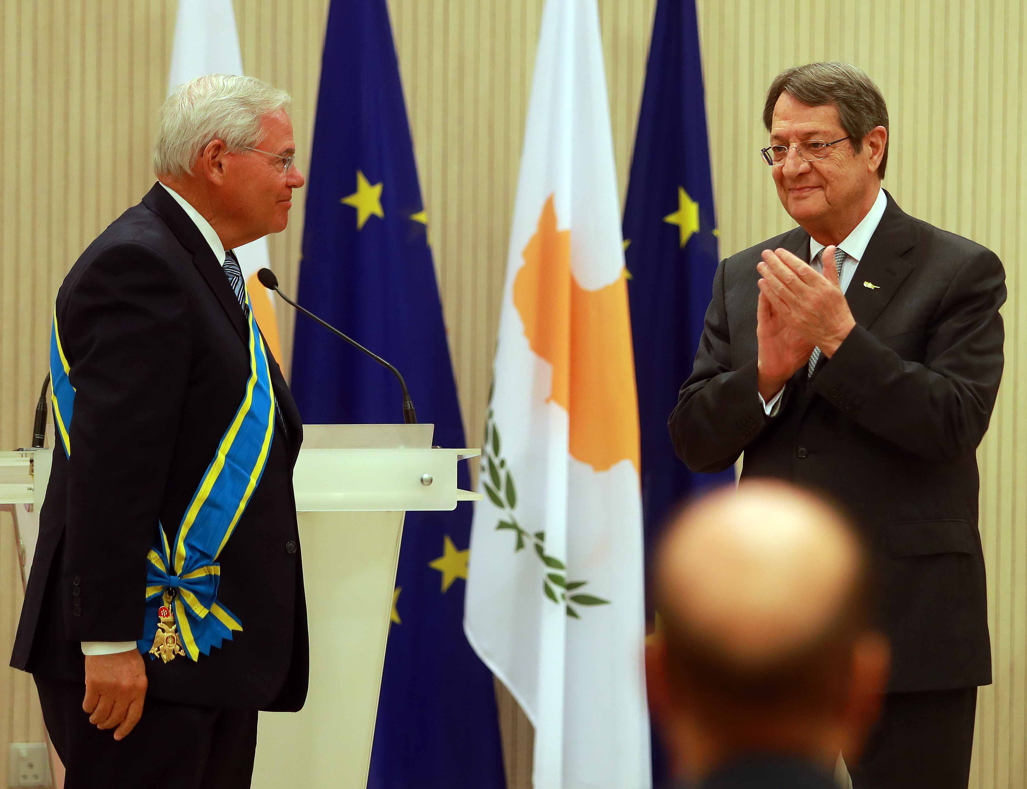 Anastasiades awarded the Grand Cross of the Order of Makarios III to Senator Menendez