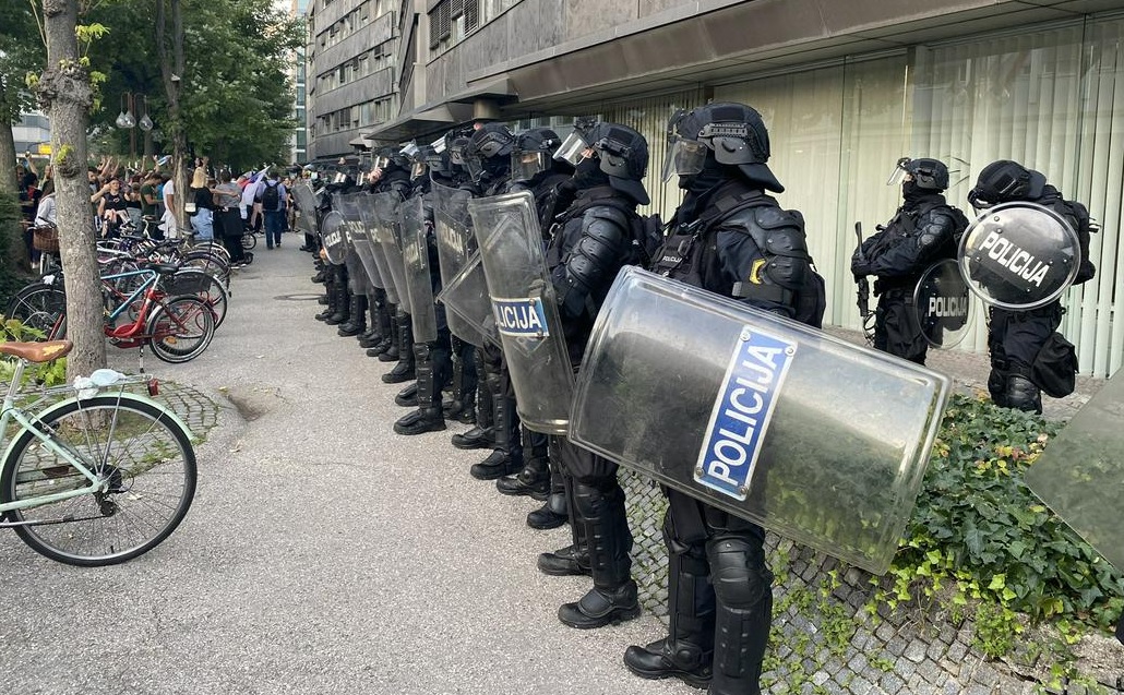 Slovenia: Police used water cannons to break the protest