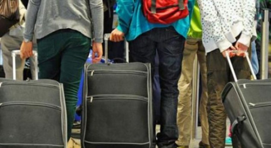 Who’s to blame for the large number of people leaving FYROM?
