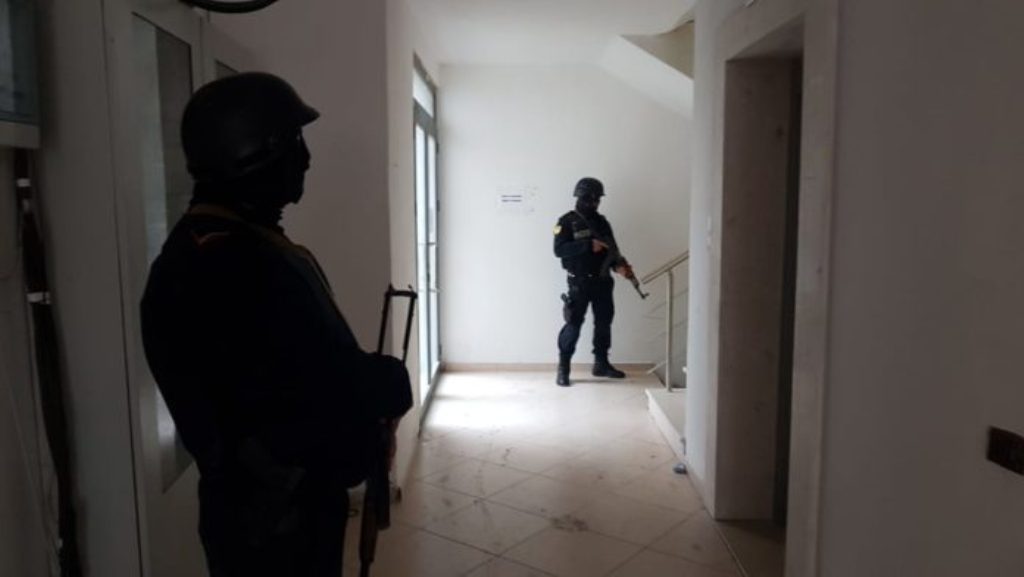 Policia shqiptare futet me forcë në shtëpitë e disa gjyqtarëve të Apelit