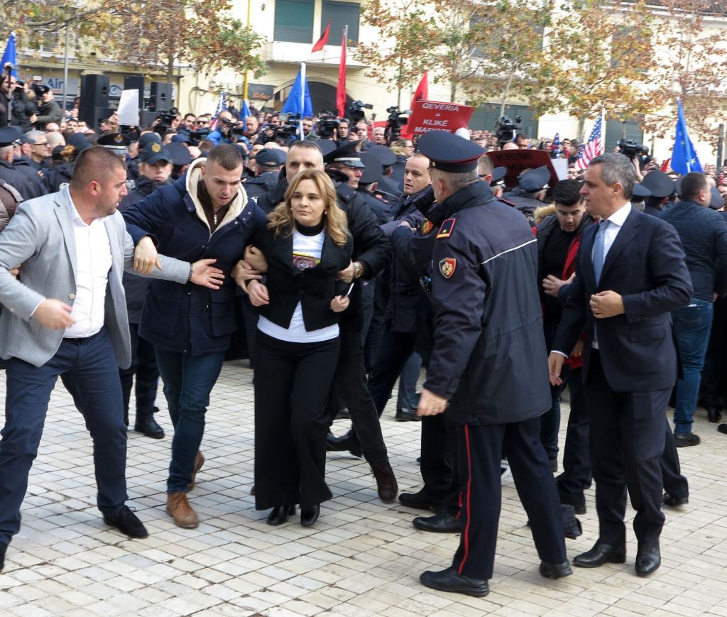 Policia paralajmëron qytetarët shqiptarë: Në protestë do ketë dhunë