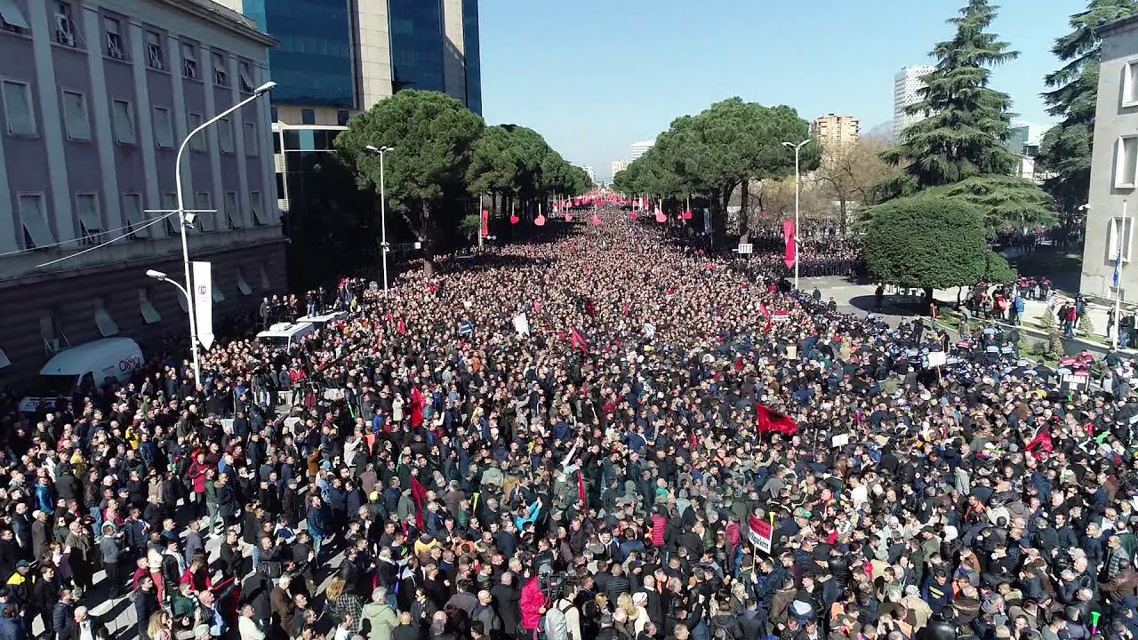 Opozita i dorëzoi mandatet parlamentare me “ceremoni”
