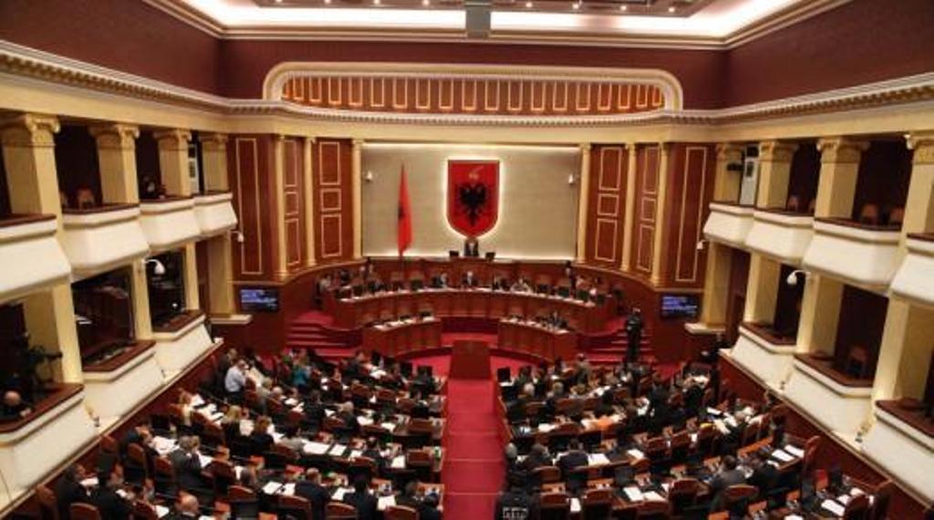 Opozita zhvendos axhendën e protestave kundër Parlamentit shqiptar