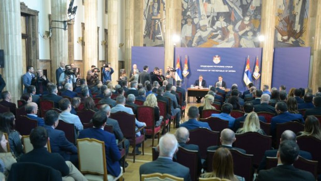 Vuçiq u kërkon serbëve të Kosovës që të qëndrojnë në institucione