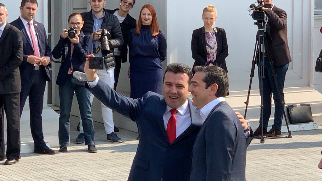 Mikëpritje dhe selfie për Ciprasin në Shkup