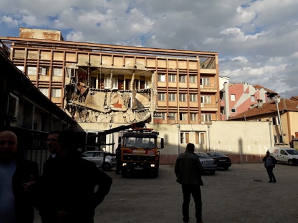 Ndërtimet e dobëta rrezikojnë Kosovën, një punëtor humb jetën në Mitrovicë