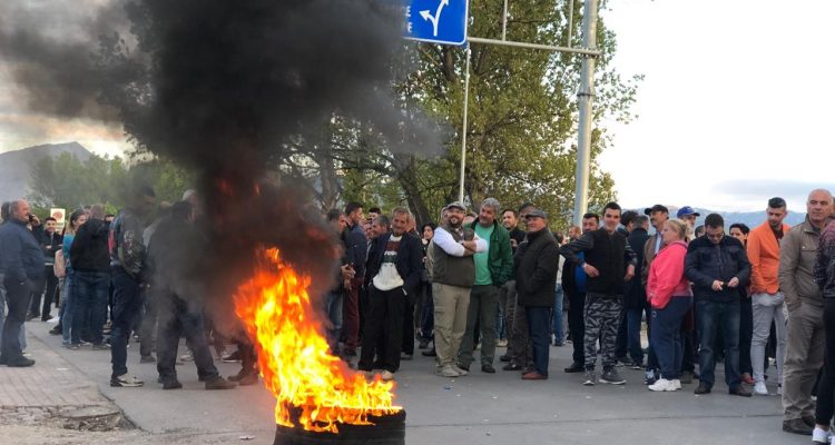 Mosbindje civile, opozita bllokon 12 akse kombëtare