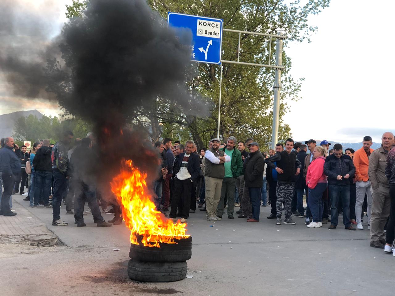 Mosbindje civile, opozita bllokon 12 akse kombëtare
