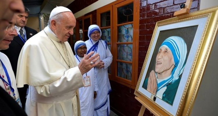 PAPA FRANÇESKU: JAM I LUMTUR QË KAM ARDHUR NË VENDLINDJEN E NËNËS TEREZË
