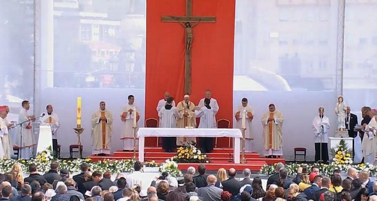 Papa Françesku në meshën në Shkup thirrje për paqe, dashuri dhe bashkëjetesë