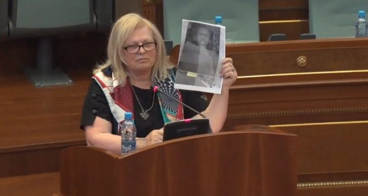 Fotografia e publikuar nga Flora Brovina nxitë reagime në Kosovë e Serbi