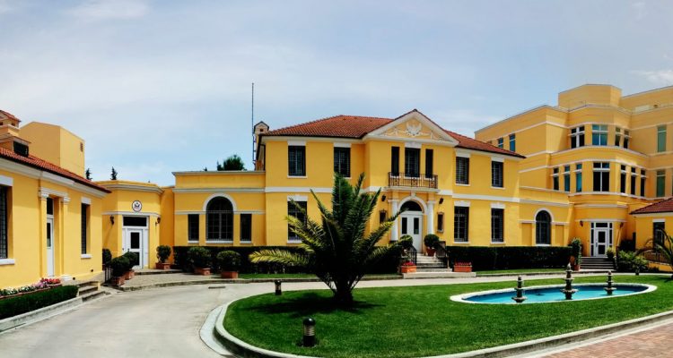 Ambasada amerikane ne Tiranë bën thirrje për protestë paqësore