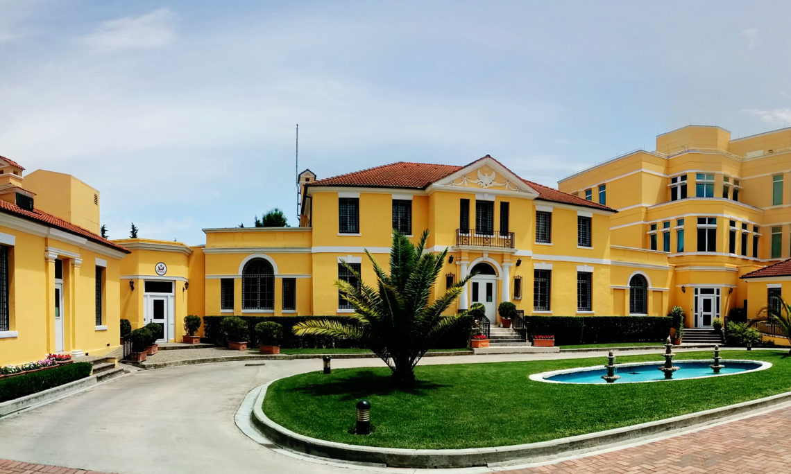 Ambasada amerikane ne Tiranë bën thirrje për protestë paqësore