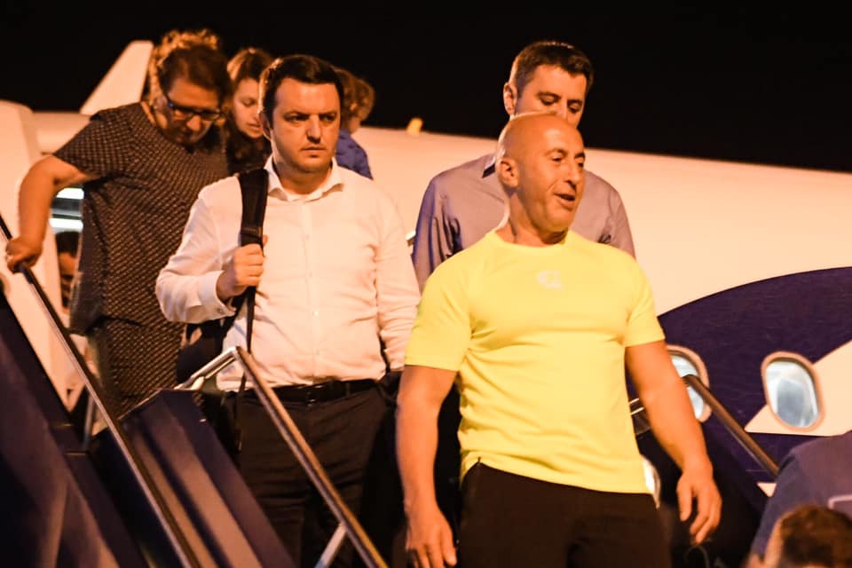 Haradinaj pas kthimit nga Haga: Kufijtë e Kosovës nuk guxon t’i prekë askush