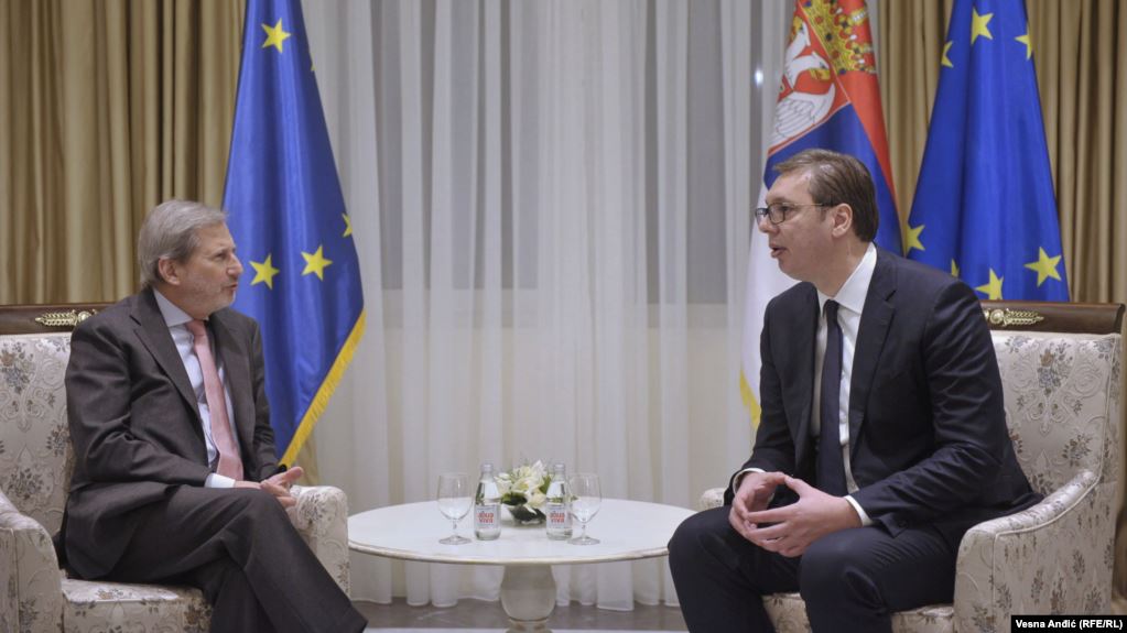 Hahn dhe Vuçiq diskutuan për zhbllokimin e dialogut Kosovë-Serbi