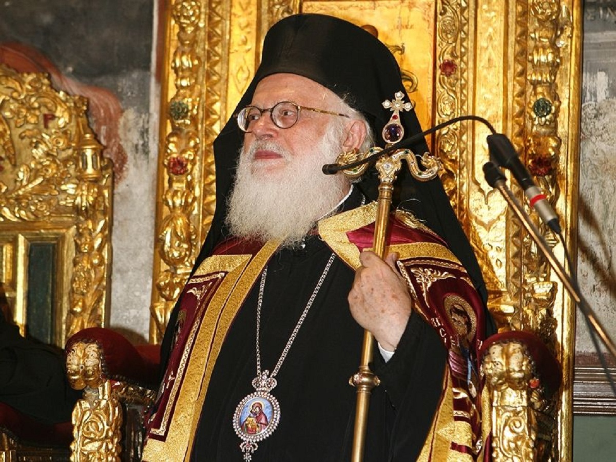 Ο Πρόεδρος Meta, απέδωσε την Αλβανική υπηκοότητα στον Αρχιεπίσκοπο Αλβανίας Αναστάσιο.
