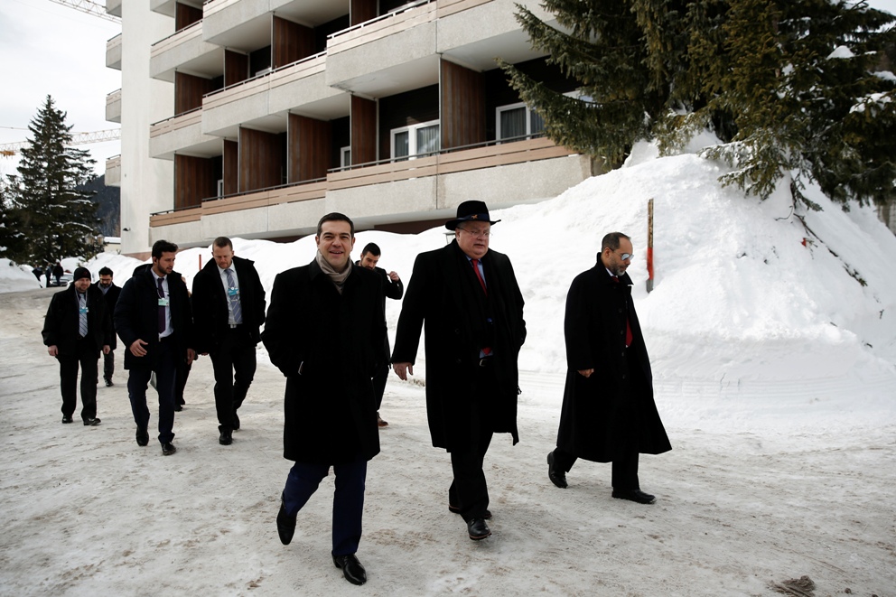 Χαμόγελα για την ελληνική παρουσία στο Davos.