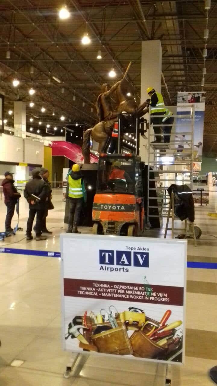 Αποκαθήλωσαν το άγαλμα του Μ.Αλεξάνδρου από το αεροδρόμιο των Σκοπίων