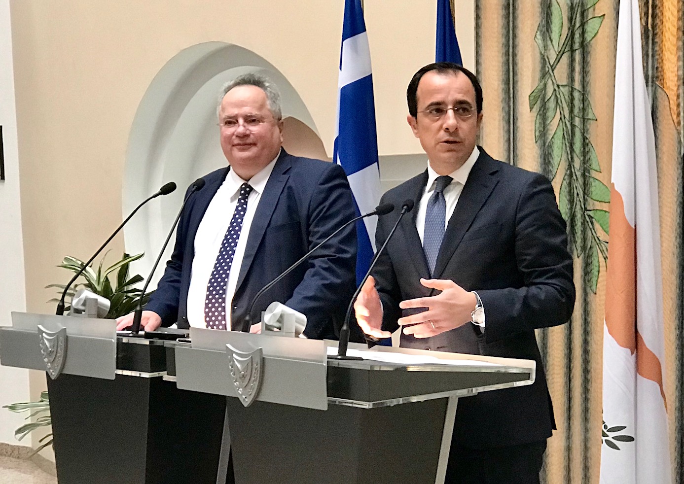 Πρωτοβουλίες για αναβάθμιση των διεθνών συνεργασιών συμφώνησαν Χριστοδουλίδης Κοτζιάς.