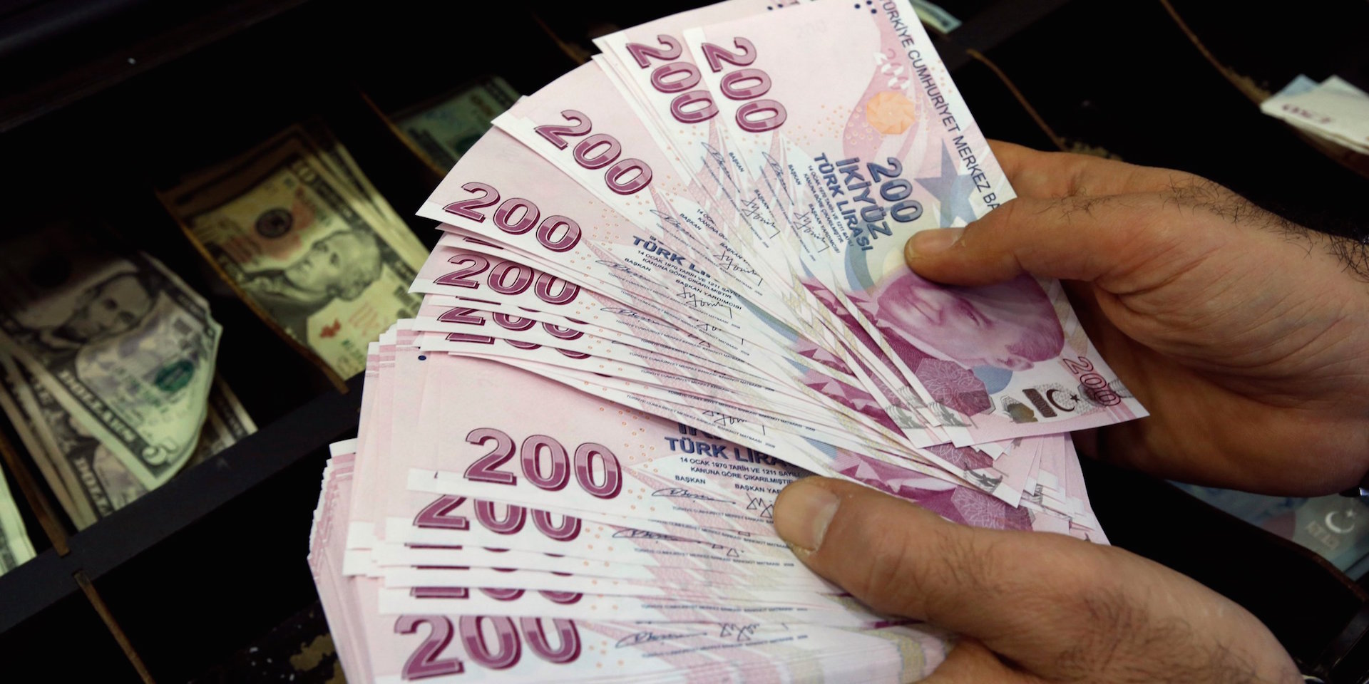 Η υποτίμηση της τουρκικής λίρας ξεπέρασε το 7% μέσα σε μία μέρα