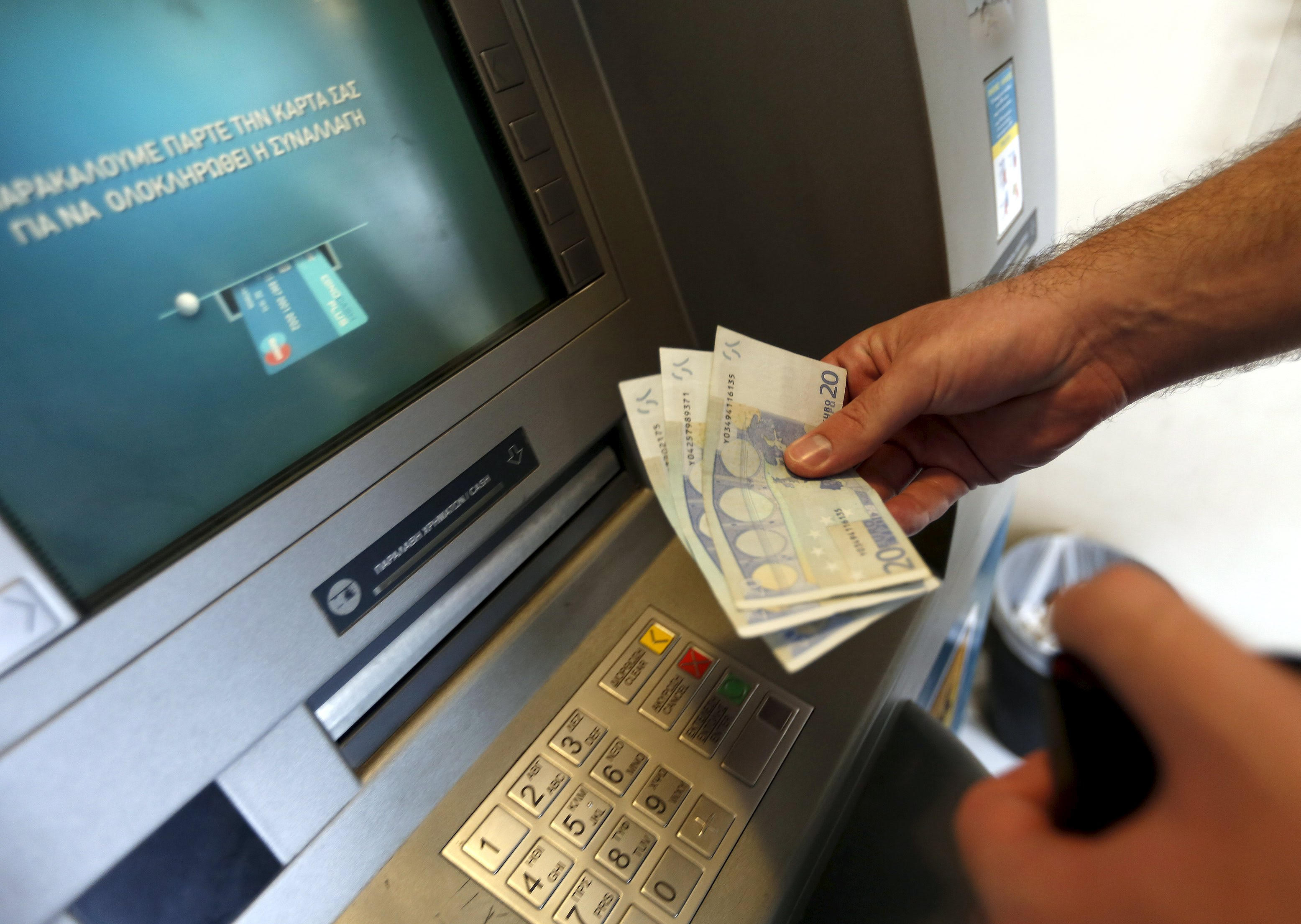 Τέλος τα capital controls στις αναλήψεις μετρητών