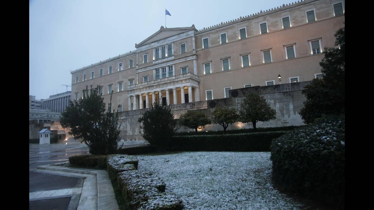 Στο κόκκινο το πολιτικό θερμόμετρο στην χιονισμένη Αθήνα