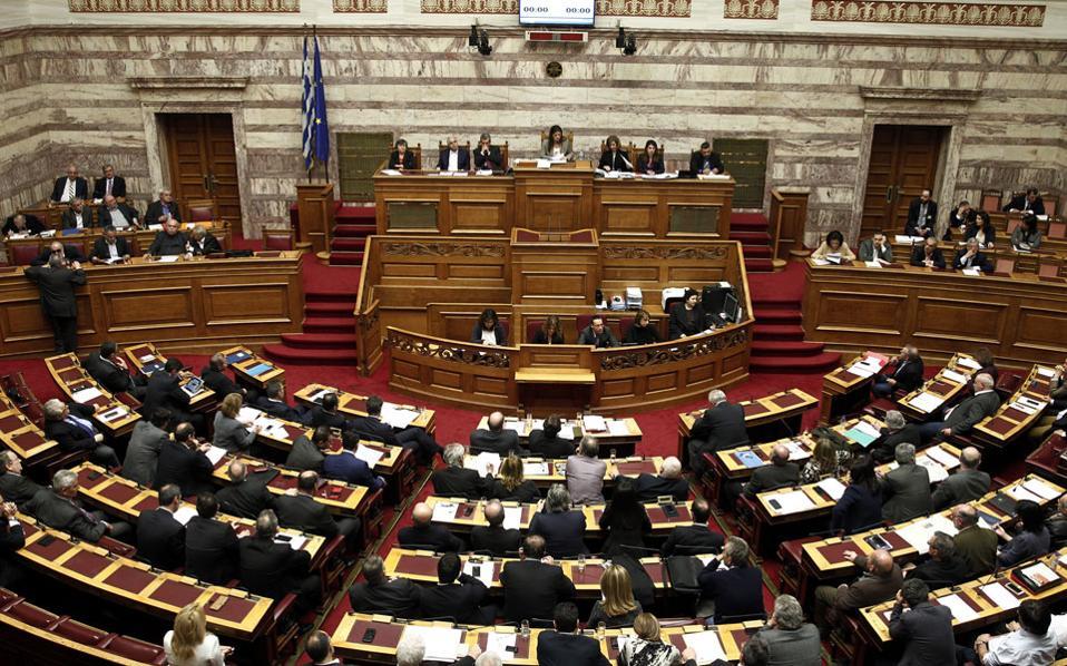 Η συζήτηση για την ψήφο εμπιστοσύνης ξεκινά στη Βουλή.