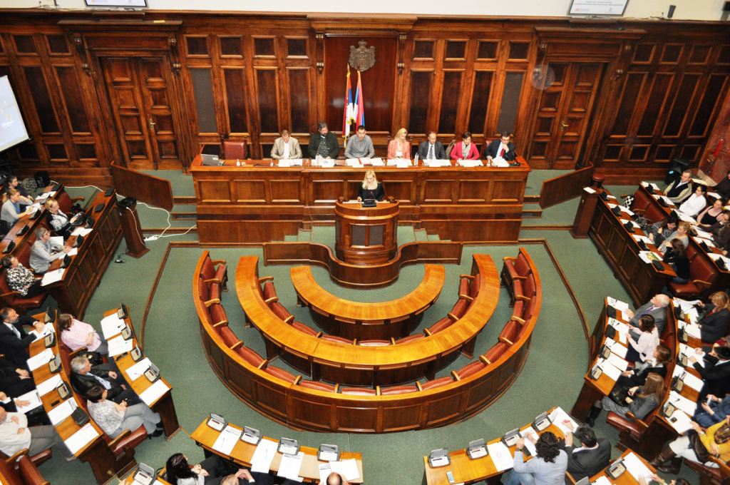Πρόστιμο σε βουλευτές της αντιπολίτευσης της Σερβίας για ανάρμοστη συμπεριφορά