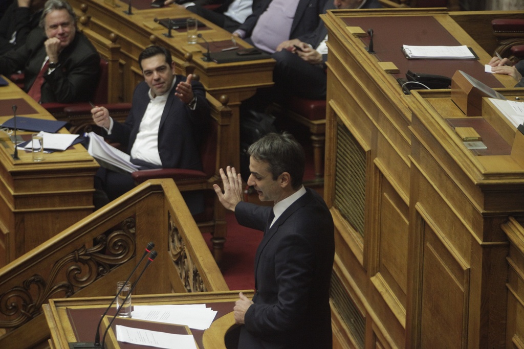 Η κυβέρνηση κατηγoρείται από την αντιπολίτευση ότι παίζει με τη συνταγματική τάξη