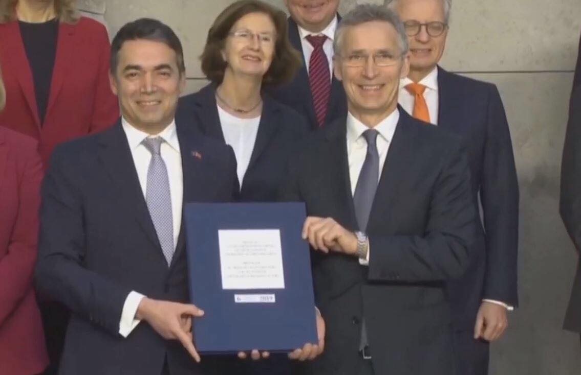 Υπεγράφη στις Βρυξέλλες το πρωτόκολλο προσχώρησης των Σκοπίων στο ΝΑΤΟ