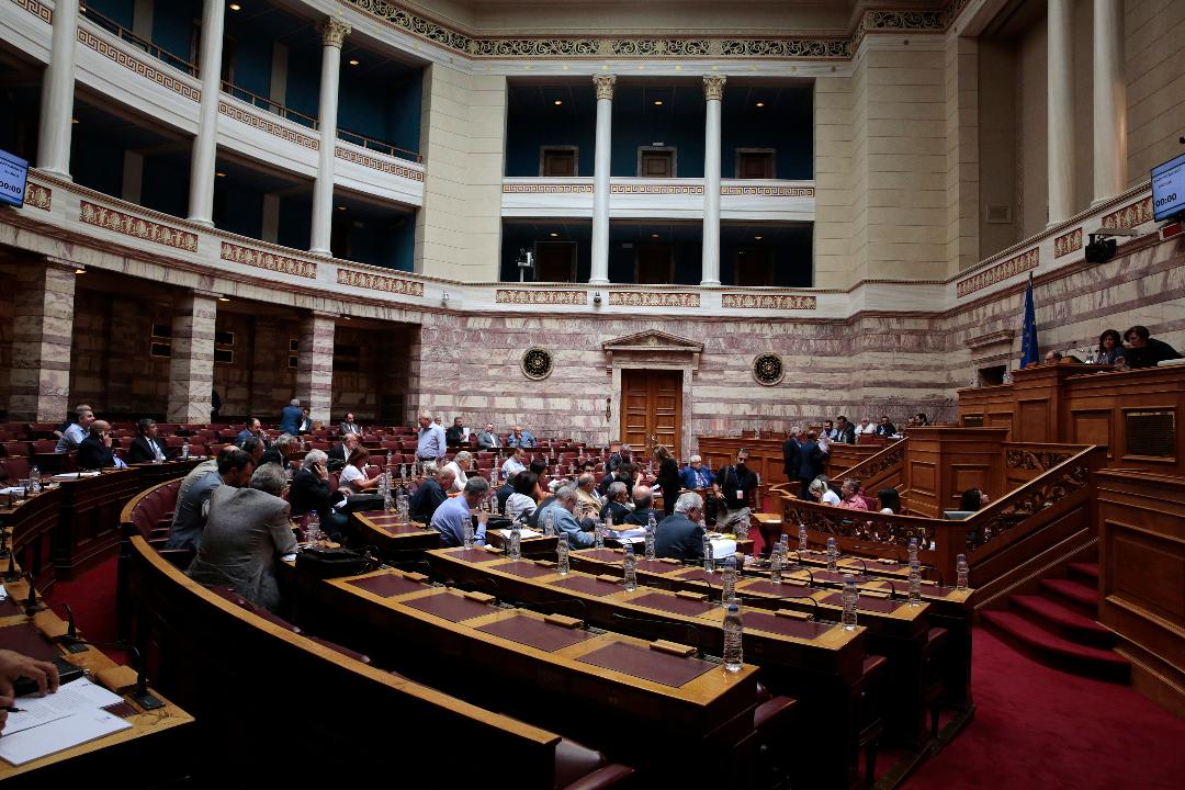 Η κατάργηση του ασυμβίβαστου βουλευτή-υποψήφιου ευρωβουλευτή πυροδοτεί νέα κόντρα στην Αθήνα